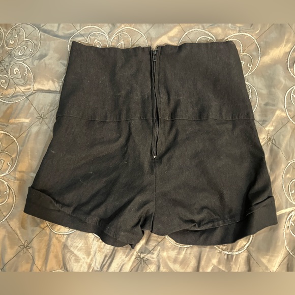 Seductions zip up bootie shorts - Picture 2 of 4